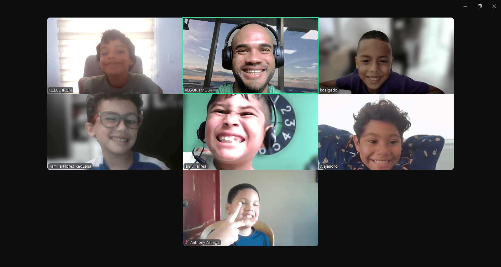 Clase en vivo de ALGORITMO64 por Zoom — profesor con 6 estudiantes sonriendo